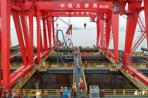 湖北造“黑科技”亮相 新型造桥机器人首次下水