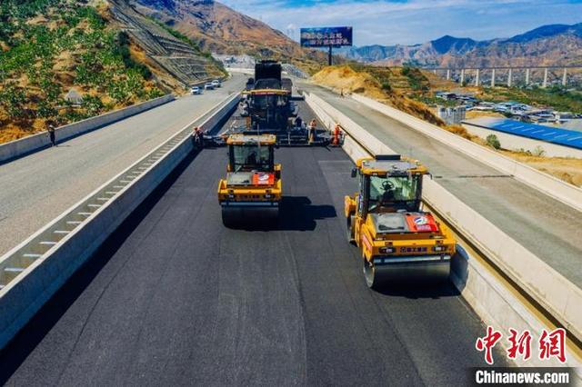 攀大高速公路四川段首次应用无人机群进行沥青路面施工
