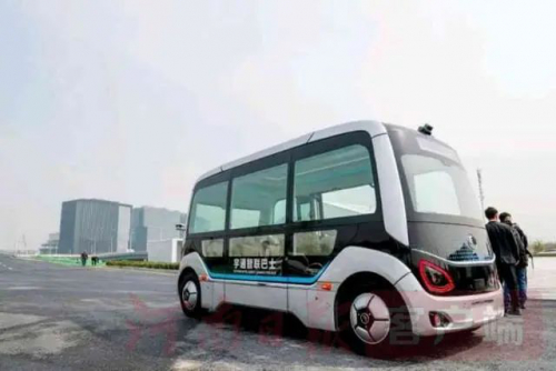 这地方公交车全是无人驾驶