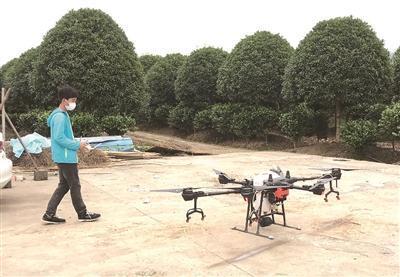 “95后”小伙当“新型农民”用无人机让农业散发魅力