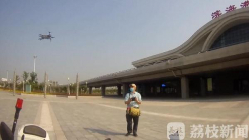 高铁旁私飞无人机 这种行为要不得
