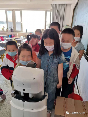测温巡逻机器人助力三涧中小复学工作