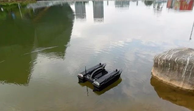 钓鱼该不该用黑科技？江苏出现遥控无人船，钓鱼人：禁渔是笑谈