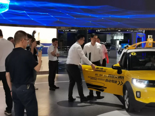 浙江省副省长刘小涛试乘智行者科技“星骥”无人车