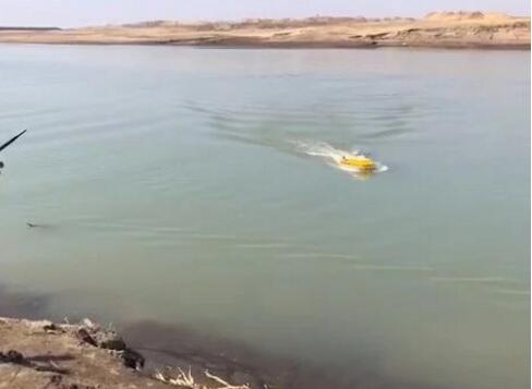 紧急救援！水面救生机器人成功救起落水游客