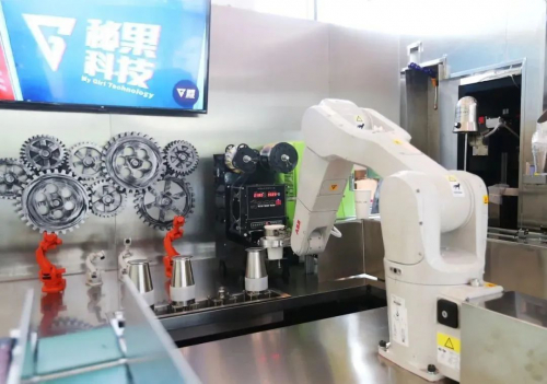 “小豹小豹，我要去机器人奶茶店！”这里的奶茶全部由机器人制作！