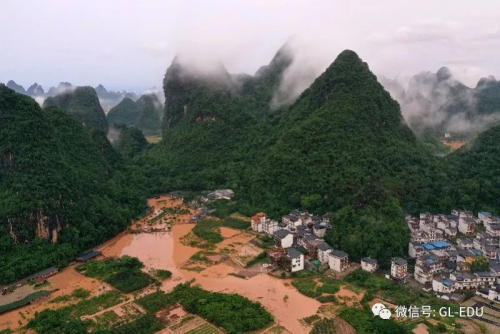 引关注!无人机在广西拍到暴雨中惊人一幕 镜头拉近更让人不淡定了