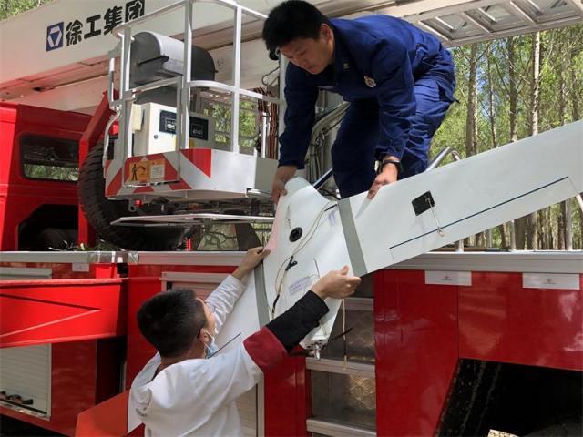 价值30多万的无人机卡在树上 32米登高平台车来救援