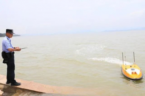 云洲5G警务无人船守护深圳海岸线