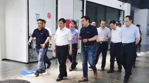 南京市委书记张敬华一行莅临极智嘉南京智慧工厂参观调研