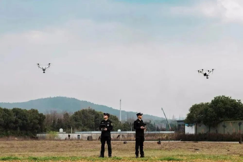 无人机 “救人”、“放牛”，扮演空中超人