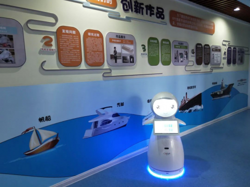 校园好帮手！小雪机器人亮相扬州维扬实验小学科创中心