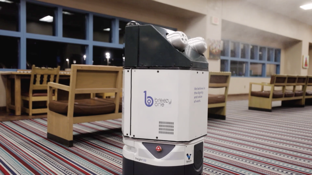 首个为大型设施建造的自动消毒机器人正式商用