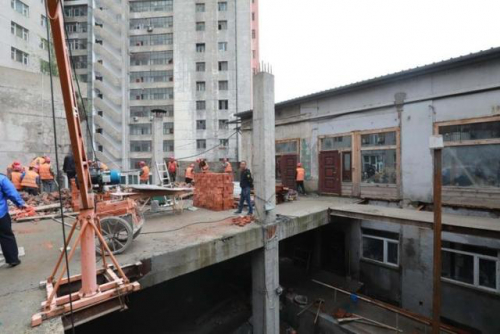 无人机航拍取证！道里经纬街30号院2000余平方米违建被拆