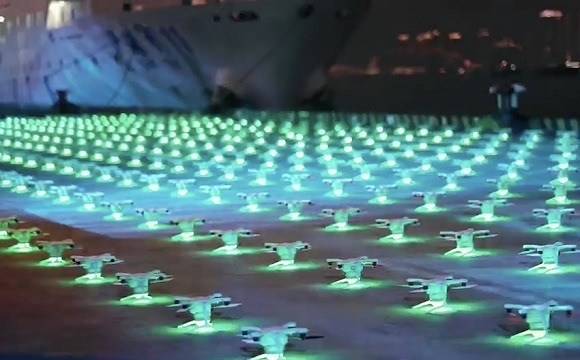 “无人机+灯光秀”点亮黄浦江畔，上海举办首个“阳台音乐会”