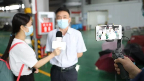 无人驾驶、无人物流、无人消杀…主播带你探访车都智慧园区