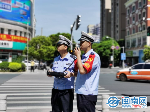 洛江交警开展一盔一带行动 出动无人机“喊话”