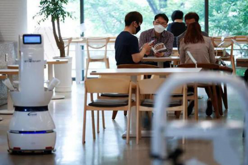 发展迅猛 室内无人配送机器人机器人多领域遍地开花