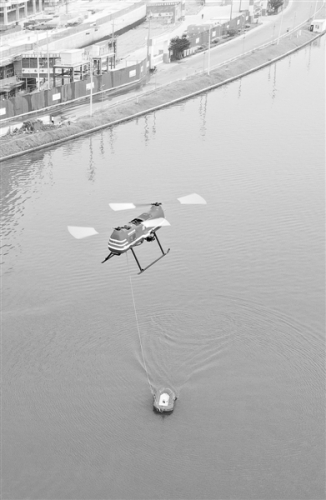 郑州造消防无人机亮相北龙湖 总航时可达4个小时