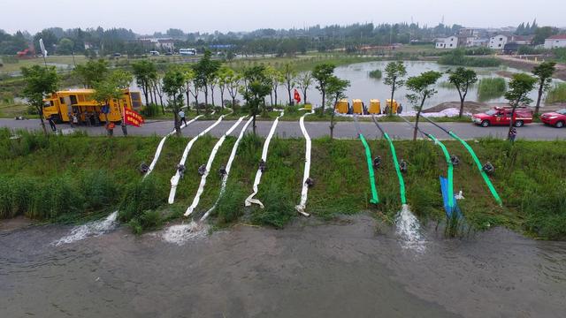 扬州抢险救援新武器 无人机忙空投机器人来救人