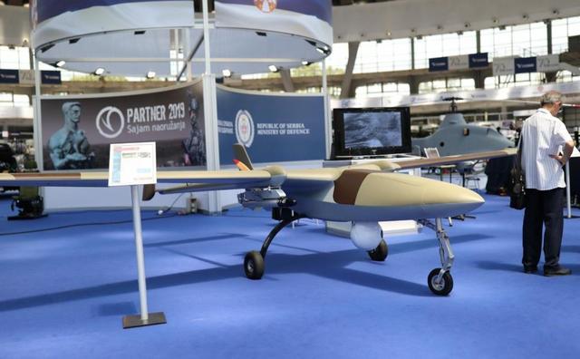 成功出口欧洲，一架货机抵达塞尔维亚机场，交付首批彩虹无人机