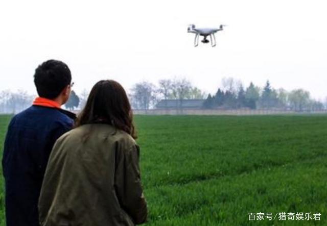 农民发现麦田遭到破坏，开动无人机观察后，庆幸自己没有进去！