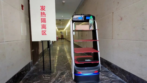 医务人员：最累的时候，送餐机器人帮了不少忙