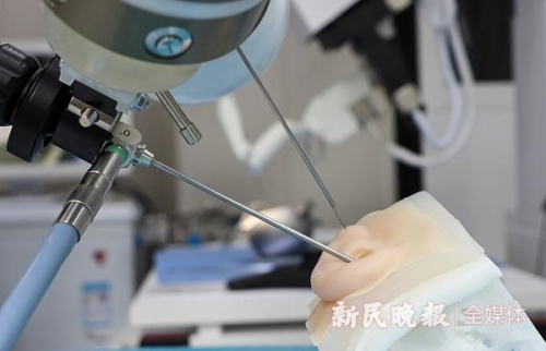 手术机器人带来“超能力” 工程师和临床医生携手攻关成科研默契搭档