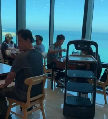 什么？这家餐厅竟然用了11台机器人？！