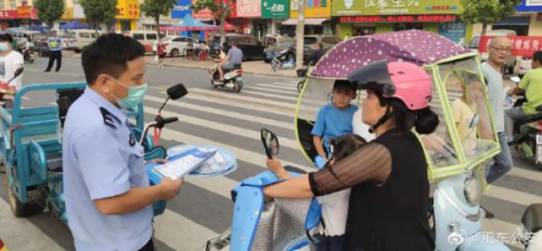 无人机飞过考点 开展防电诈宣传