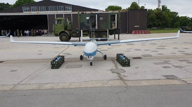 中国战机斩获大把新订单，欧洲“巴铁”总统亲自验收，满脸是笑容