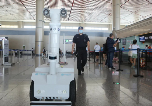 这个“巡警”有点酷！消毒、测温样样精通——哈尔滨机场5G巡逻测温机器人上岗
