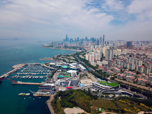 无人机视角下的小麦岛：青岛美丽的海岸线