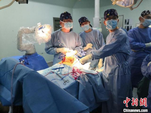 国产关节置换手术机器人助力医生高水准完成手术 所有核心部件均国产