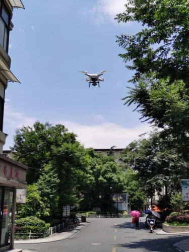 挺有效的，杭州这个村无人机盘旋喊话，内容是防诈骗