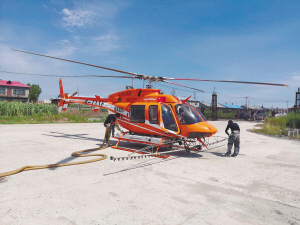 直升机无人机 喷洒农药齐上阵