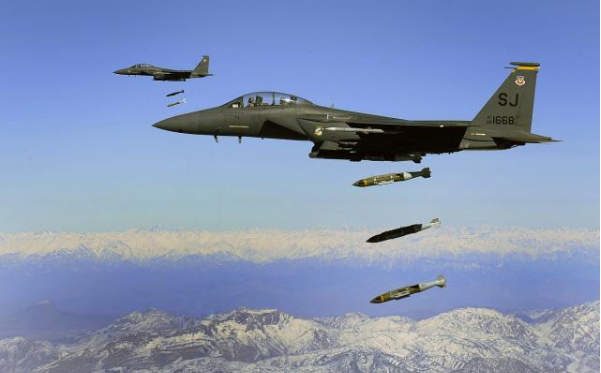 特朗普下定决心开战了！美军率先打响第一枪，一架伊朗战机被击落