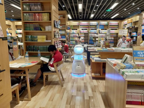 小雪机器人空降新余新华书店，小朋友们乐“疯”啦