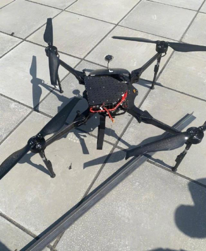 美大使馆截获一枚炸弹，无人机隔着一条河投掷，可炸毁3平方公里