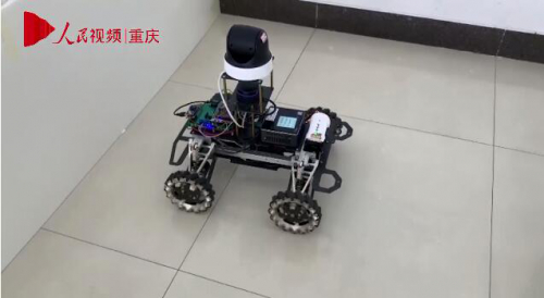 这款机器人“小灰象”很牛，学子们的快递和外卖靠它了