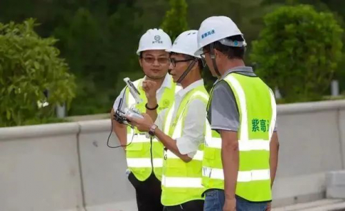 国内首次！无人机“铺”沥青你见过未？