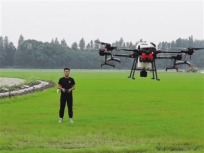 无人机市场前景诱人 航拍一天能挣好几千