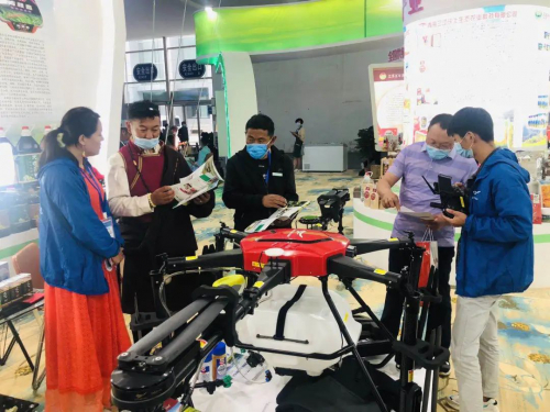 天鹰兄弟拍了拍你，带你“飞往”展会现场