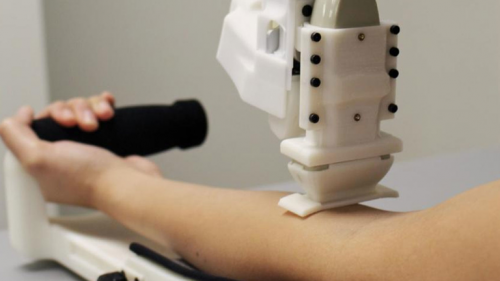 医用采血机器人通过测试 即将投入使用