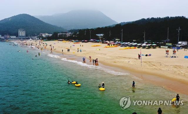 韩海水浴场成避暑胜地 无人机实时监测安全有保障