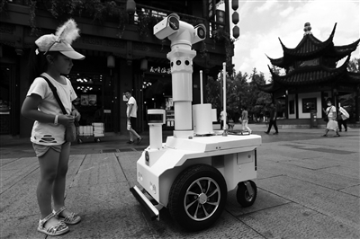 5G警用巡逻机器人 亮相江苏夫子庙