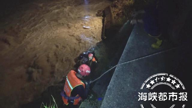 两小时救回！男子野钓被困“孤岛”，消防无人机空投救生装备