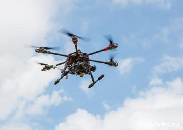 无人机正在航拍，一只老鹰突然冲过来，下一秒悲剧发生了