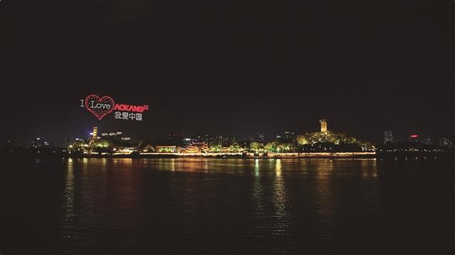 江心屿一场灯光秀在朋友圈刷屏 1000架无人机升空“变戏法”