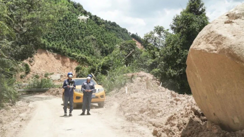 犀利！在怀集洽水，供电局人员用无人机自动飞行作业！
